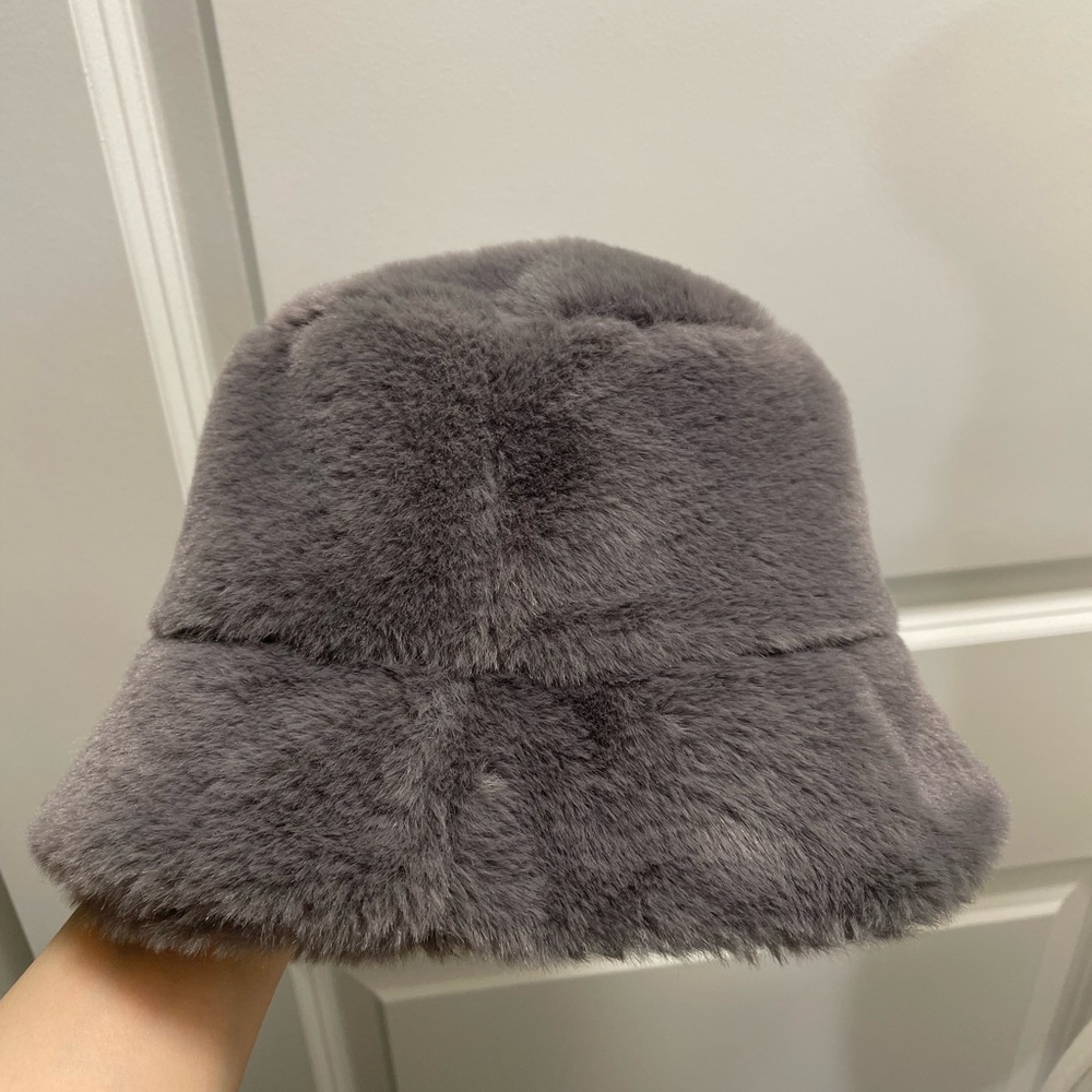 🆕 H&M Ultra-Soft Grey Faux Fur Bucket Hat – Cozy Winter Statement Piece